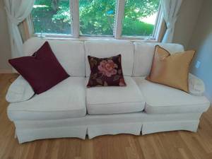 lot 40 image: Daytons-Hudson Couch