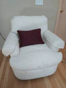 lot 41 image: Henredon Upholstered Chair