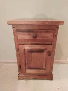 lot 92 image: Small Wood Cabinet