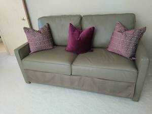lot 105 image: Leather Hideaway Couch