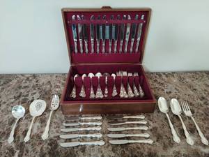 lot 1 image: Wallace Sterling Silver Silverware Set