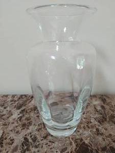 lot 68 image: Simon Pearce Vase