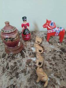 lot 71 image: Wood Travel Dcor