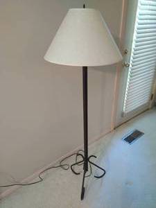 lot 125 image: Metal Floor Lamp