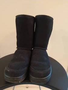 lot 363 image: Pair Of Black Ugg Boots