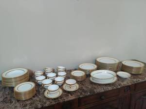 lot 157 image: Lenox China Dish Set