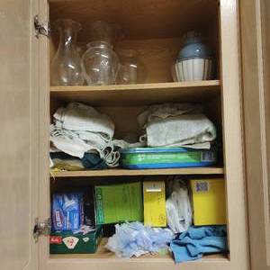 lot 254 image: Contents of Laundry Room Cabinets