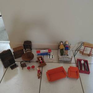 lot 256 image: Vintage Doll House Items
