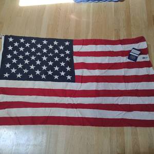 lot 257 image: Two American Flag and WWII Museum Coin