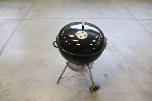 lot 30 image: Charcoal Grill & Cover