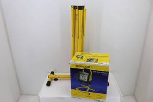 lot 40 image: Halogen Worklight NIB & Tripod