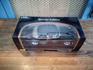lot 2 image: Maisto Special Edition 118 - 1956 Chrysler 300B