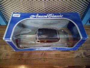 lot 11 image: Anason Classic 118 - 1947 Cadillac Series 62 - Die Cast Collectable