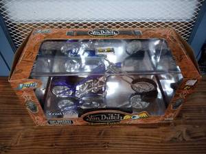 lot 12 image: Jada Von Dutch Kustom Cycles 118 - Cruel World - Die Cast Collectable