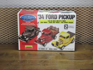 lot 20 image: Lindberg - Ford 1934 Pickup 125 scale model kit New