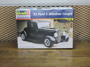lot 21 image: Revell Monogram - 32 Ford 3-Window Coupe - 125 model kit New