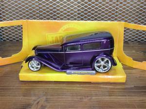 lot 40 image: Jada - D-Rod$ - 31 Ford Model A - 124 Scale Die Cast Collectable