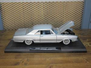 lot 41 image: Fairfield Mint - Item# 50369F - 1964 Buick Riviera Silver Cloud - 118 Scale Die Cast Collectable