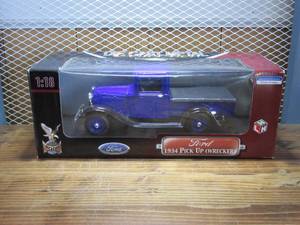 lot 46 image: Road Signature - Deluxe Edition - 1934 Ford Pick Up (Wrecker) - 118 Scale Die Cast Collectable