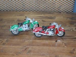 lot 52 image: Set of 2 Die Cast Indian Motorcycles out of Box - 124 Scale - some damage