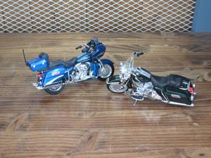 lot 53 image: Set of 2 Die Cast Harley-Davidson Motorcycles out of Box - 124 Scale