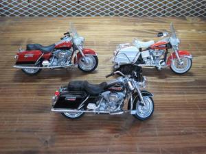 lot 54 image: Set of 3 Die Cast Harley-Davidson Motorcycles out of Box - 124 Scale