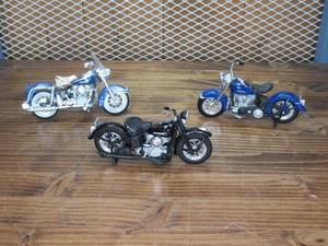 lot 56 image: Set of 3 Die Cast Harley-Davidson Motorcycles out of Box - 124 Scale