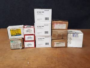 lot 1901 image: Lot of (12) HVAC Transformer and More