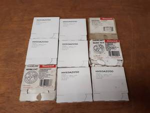 lot 2012 image: Carrier & Honeywell Thermostat Sub-Bases