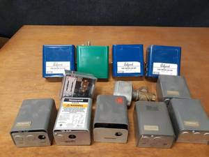 lot 2043 image: Lot of HVAC Honeywell and Safgard Parts