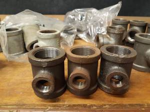 lot 2130 image: Lot of (29) Steel Pipe Fittings - (15) 1-14 x 12 x1-14 Reducing Tees, (7) 1-14 x 1 x 1 Reducing Tees, (3) 1-14 x 34 x 1-14 Tees, (4) 1-14 x 1 x 1-14 Tees