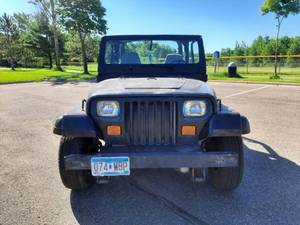 lot 2 image: 1993 Jeep WranglerYJ - 5 - Speed manual