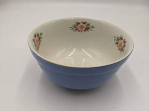 lot 06 image: Rare 1940s Halls Superior China Royal Rose White and Blue Bowl
