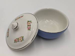 lot 07 image: Rare 1940s Halls Superior China Rose Parade Blue Casserole with White Lid