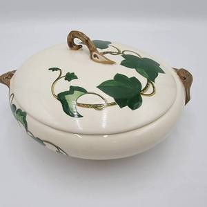 lot 49 image: Rare 1940s California Ivy Tureen with Lid by Metlox - Poppytrail - Vernon ($200 Value)