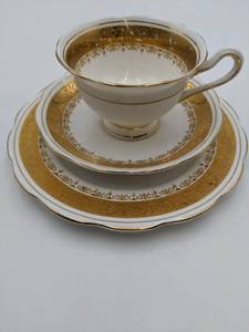 lot 81 image: Vintage Royal Albert Regency Teacup, Saucer and Dish