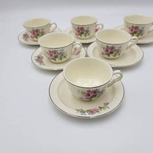 lot 89 image: Vintage Hall Superior China Teacups and Saucers-Service for 6
