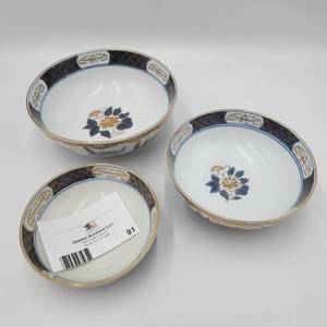 lot 91 image: Vintage Gold and Blue Imari Japan Bowl Set
