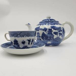lot 93 image: Vintage HIC Japan Porcelain Tea Set