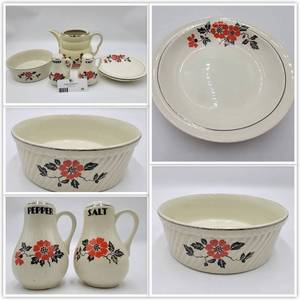 lot 58 image: Rare 1930s Hall Red Poppy Set-