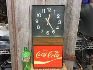 lot 24 image: Vintage Coca Cola Electric Light-up Clock