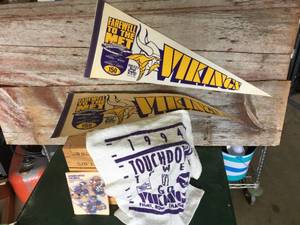 lot 31 image: Vintage Minnesota Vikings Pennants -TD Towel - Media Guide