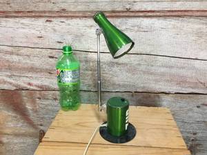 lot 32 image: Vintage 7-UP Pop Bottle Electric Lamp