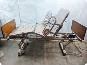 lot 2 image: MSRP $42,000 LOT OF 7 HIGH QUALITY HILL-ROM P870 RESIDENT LTC LONG TERM CARE ASSISTED LIVING GROUP HOME BEDS WWOOD GRAIN HEAD & FOOT BOARDS - GREAT WORKING CONDITION NO MATTRESSES OR HAND REMOTES INCLUDED
