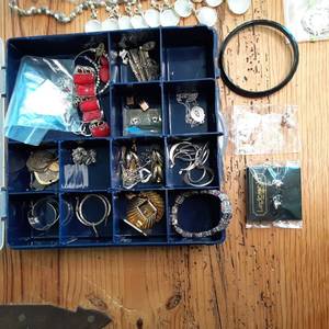 lot 304 image: Smaller compartmentalized storage b...
