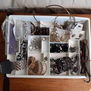 lot 305 image: Compartmentalized divider tray fill...