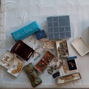lot 307 image: Lot of misc and decorative jewelry ...