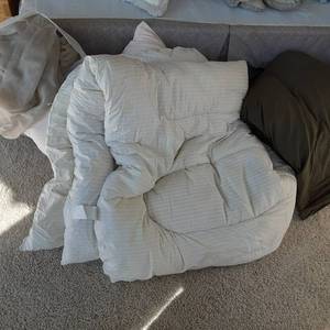 lot 316 image: Large lot of King size bedding Pill...