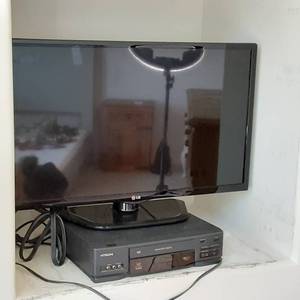 lot 318 image: 32 LG flat screen tv and a Hitachi...