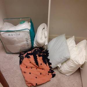 lot 332 image: Lot of queen size blankets, a comfo...